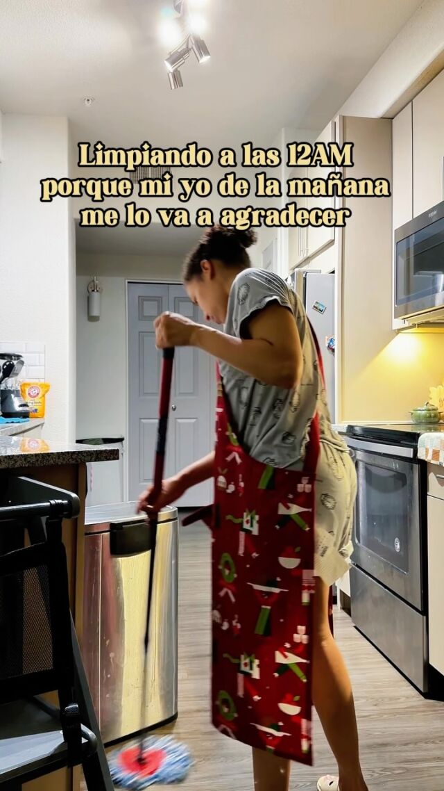 Porque mi yo de la noche y la mañana no somos la misma persona 🤪🤣!
Alguien más limpia tarde en la noche? 🧼🧹
 #Mamalatina #latinamom #momcontentcreator